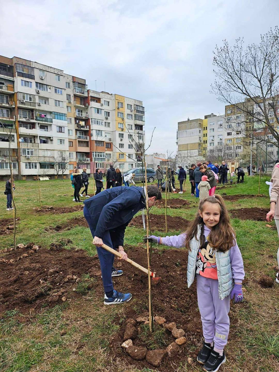Стотици се включиха в засаждането на дървета във Враца
